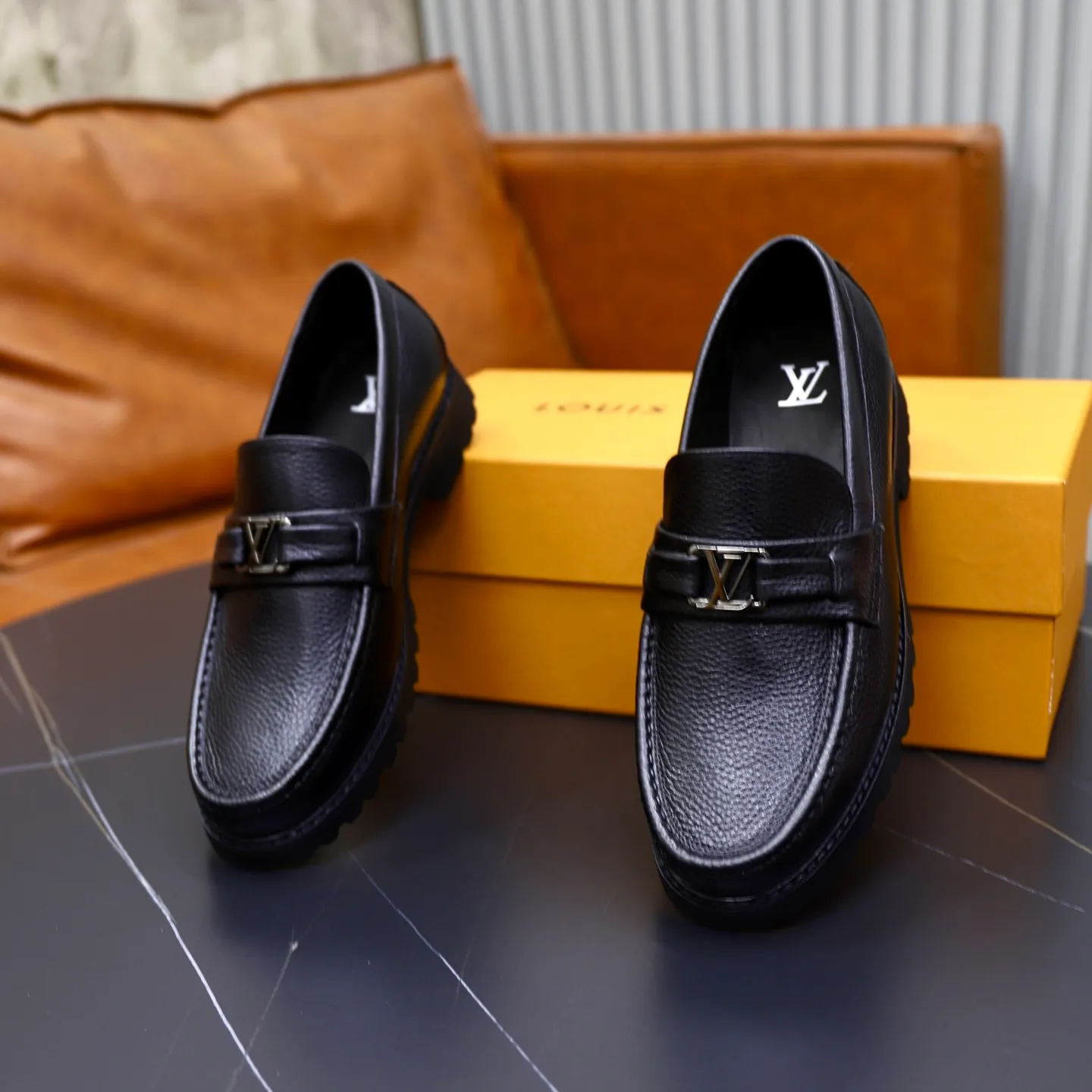 Ex-factory price: 600💰Louis Vuitton LV men's classic Oxford shoes, men's business formal boutique leather shoes, classic style, almond kernel exquisite toe, ultimate art, the whole shoe is made of imported cow leather (open edge beads), carefully selected, fine pores, excellent gloss, soft texture, strong toughness, durable and not easy to deform, apricot fetal cowhide leather lining, soft and comfortable, sweat-absorbent and breathable. Foam outsole, original box and dust bag packaging! Size: 38–44 (45/46 customized)